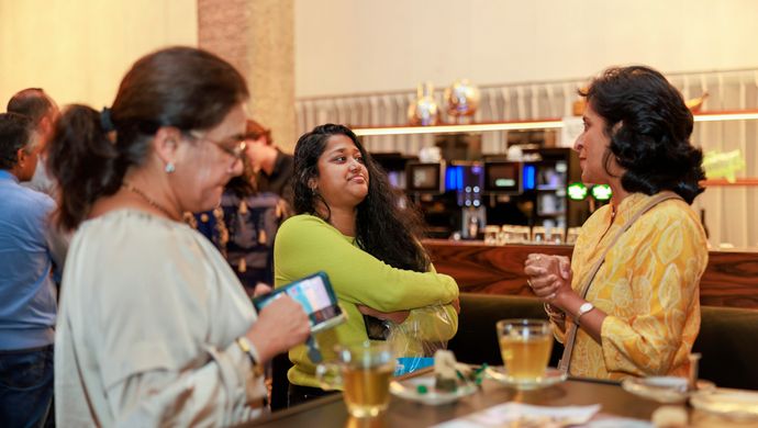 Groep vrouwen die met elkaar aan het praten