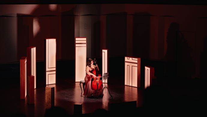 Alisa Weilerstein speelt de cello op het podium