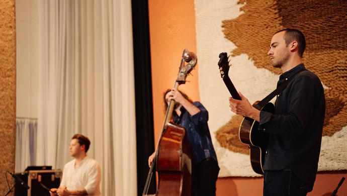 Muzikanten spelen op het podium