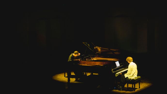 Pavel en Samson spelen de piano