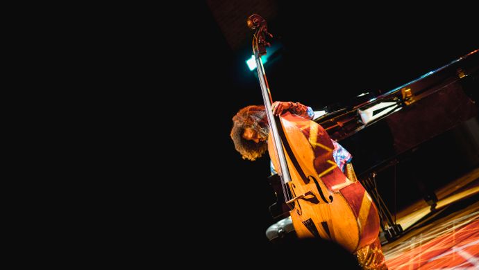 Djuwa speelt piano en James zijn contrabas