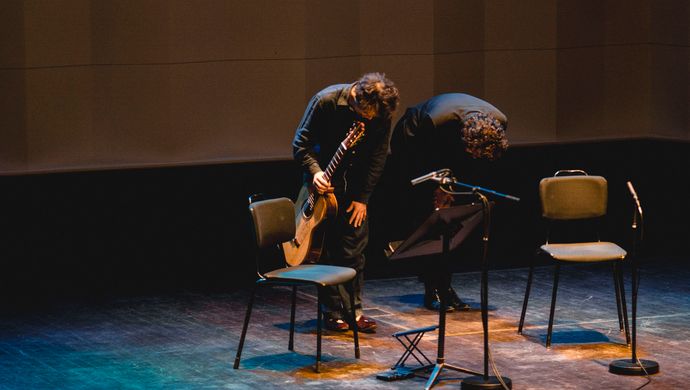 Sean Shibe en Karim Sulayman buigen richting het publiek