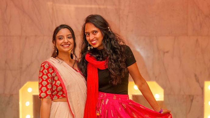 2 meisjes in traditionele Indiaanse kelding 