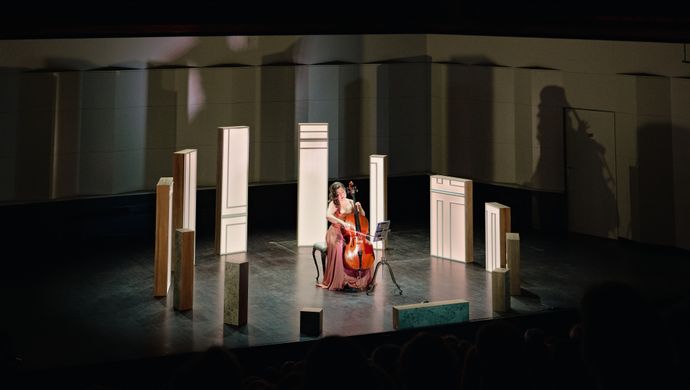 Alisa Weilerstein speelt de cello op het podium