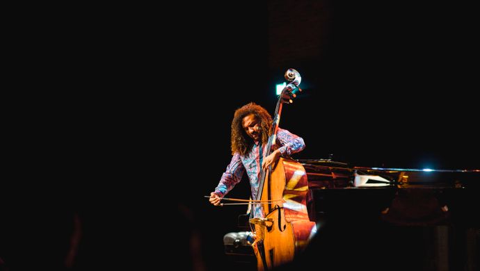 Djuwa speelt piano en James zijn contrabas