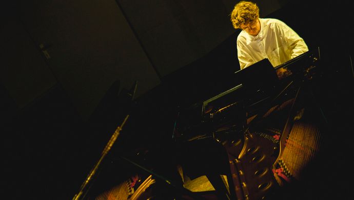 Pavel en Samson spelen de piano