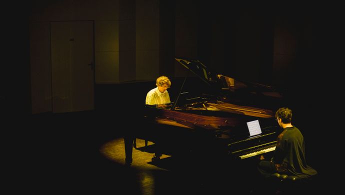 Pavel en Samson spelen de piano