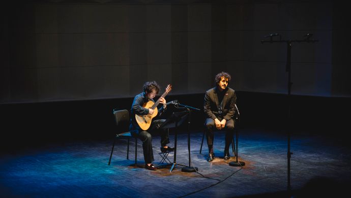 Sean Shibe en Karim Sulayman treden op op het podium